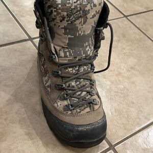 Men’s 8 Danner Camo Lace-Up Hunting Boot in Brown and Black